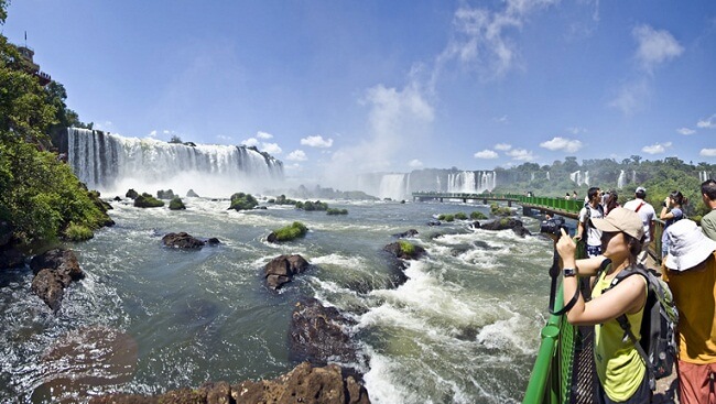Cataratas do Iguaçu tem espetáculo de arco-íris prateado